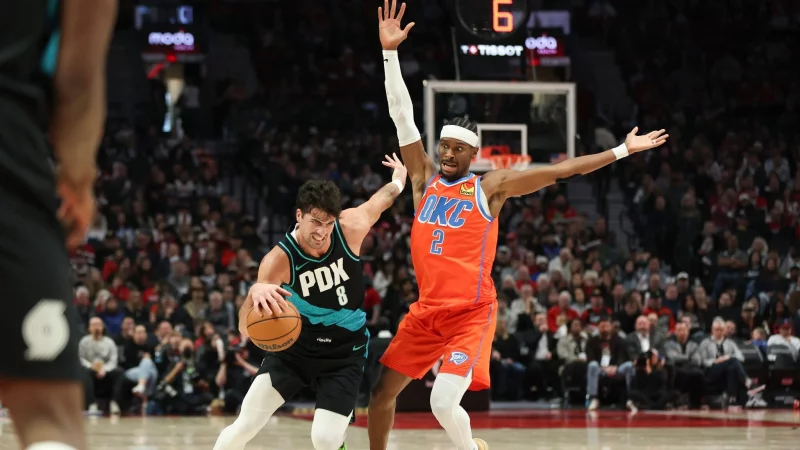 Shai Gilgeous-Alexander (rechts) und OKC haben noch immer nur ein Spiel in der NBA verloren. - © Amanda Loman/AP/dpa