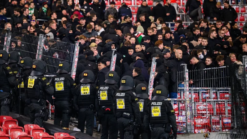 G&auml;ste-Fans aus Rotterdam durchbrachen im Europa-League-Spiel beim VfB Stuttgart einen Zaun. - &copy; Tom Weller/dpa