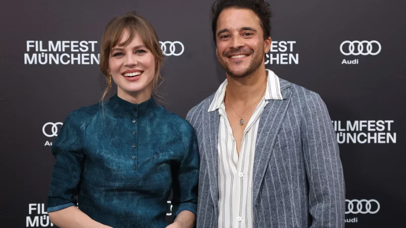 Auch f&uuml;r Alicia von Rittberg und Kostja Ullmann ist &laquo;Dinner for One&raquo; eine Tradition. (Archivbild) - &copy; Karl-Josef Hildenbrand/dpa