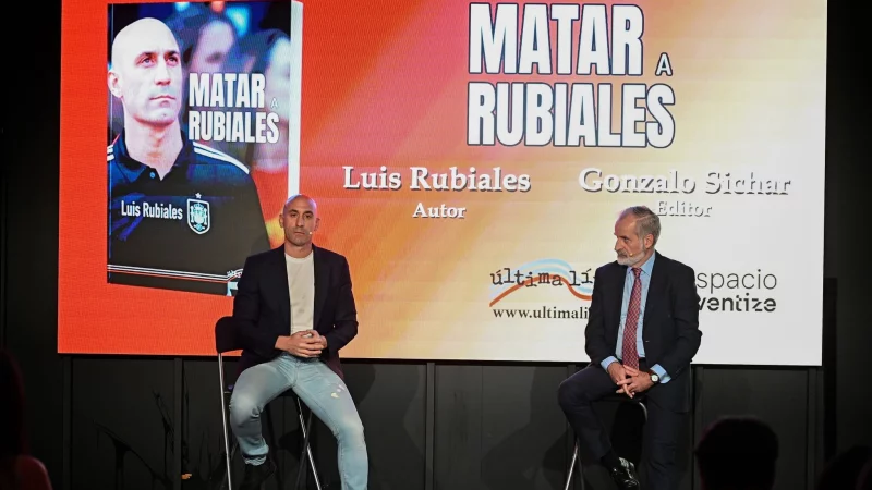Der fr&uuml;here spanische Verbandspr&auml;sident Luis Rubiales (l) wurde von einem Onkel mit Eiern beworfen. - &copy; Francisco Guerra/EUROPA PRESS/dpa