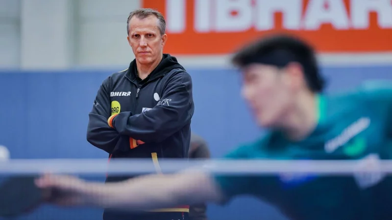 Tischtennis-Bundestrainer Jörg Roßkopf beim Training mit Nationalspieler Dang Qiu. - © Rolf Vennenbernd/dpa