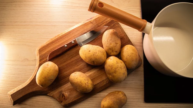 Kartoffeln schälen vor Heiligabend: Für viele gehört das dazu. Wie geht es schnell und einfach? - © Christin Klose/dpa-tmn