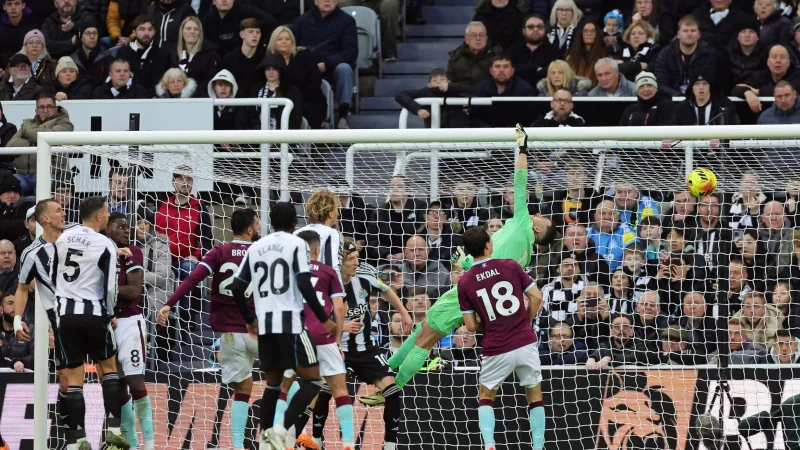 Newcastle ging durch eine direkt verwandelte Ecke von Bruno Guimaraes in Führung. - © Steve Welsh/PA Wire/dpa