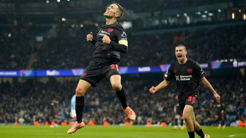 Leverkusens Alejandro Grimaldo jubelt nach seinem Führungstreffer. - © Dave Thompson/AP/dpa