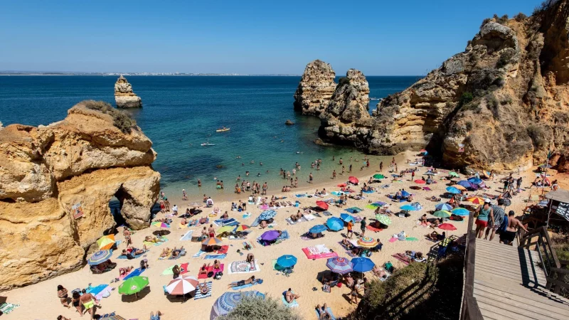 Den Sommer verlängern: Damit der Herbsttrip in die Sonne nicht zum Reinfall wird, sollten Reisende ein paar Tipps beachten. - © Matthias Balk/dpa/dpa-tmn