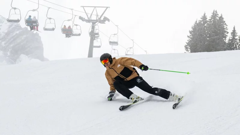 Damit der Skihelm auf der Piste perfekt sch&uuml;tzt, sollte er am besten im Gesch&auml;ft ausprobiert werden. - &copy; Benjamin Nolte/dpa-tmn