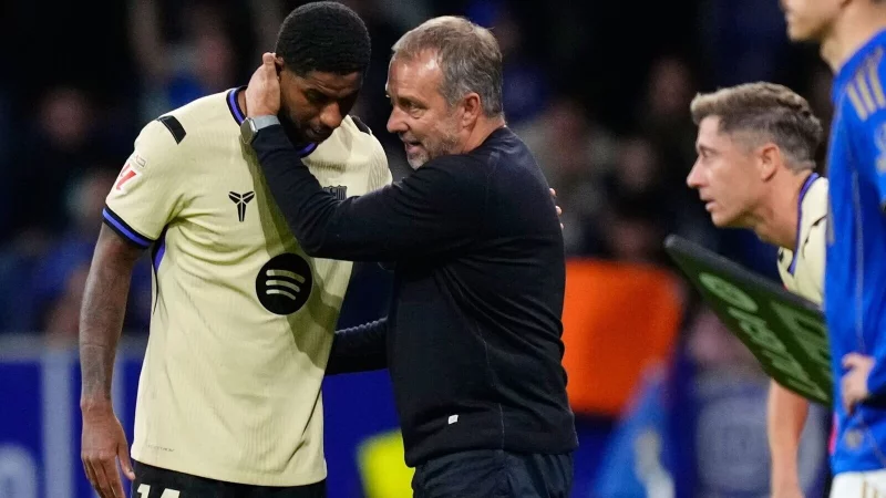 Mal hergeh&ouml;rt: Trainer Hansi Flick fliegt mit dem FC Barcelona f&uuml;r das Ligaspiel gegen Villarreal nach Miami. - &copy; Jose Breton/AP/dpa