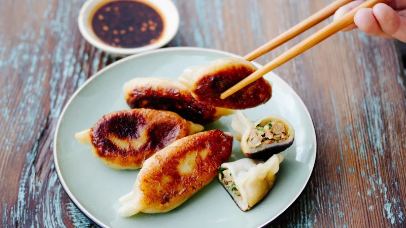 Die mit Schweinefleisch, Kohl, Knoblauch und Ingwer gef&uuml;llten Jiaozi gelten als Vorl&auml;ufer von Teigtaschen wie Gyoza aus Japan oder koreanischen Mandu. - &copy; asiastreetfood.com/dpa-tmn