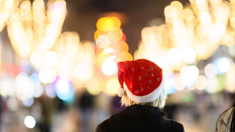 Mit letzter Kraft in Richtung Weihnachtsurlaub? Wer die eigenen Anspr&uuml;che reflektiert, kann Stress oft besser begegnen. - &copy; Julian Stratenschulte/dpa/dpa-tmn