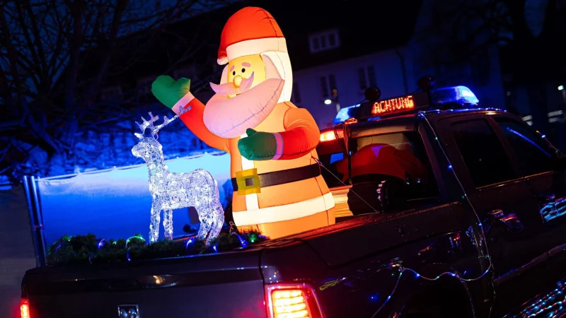 Bei Dekorationen am Auto gilt, dass keine anderen Verkehrsteilnehmer gefährdet werden dürfen. - © Moritz Frankenberg/dpa/dpa-tmn