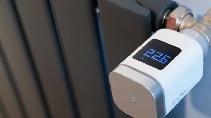 Statt ständigem Hoch- und Runterdrehen: Wer die Heizung konstant auf niedriger oder mittlerer Stufe einstellt, kommt energiesparender durch den Winter. - © Franziska Gabbert/dpa-tmn