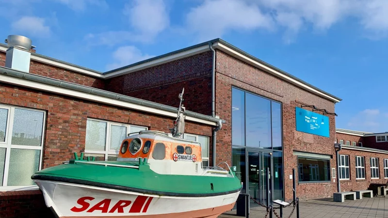 Eingang des Museums &laquo;Windst&auml;rke 10&raquo; in Cuxhaven. - &copy; Wolfgang Stelljes/dpa-tmn