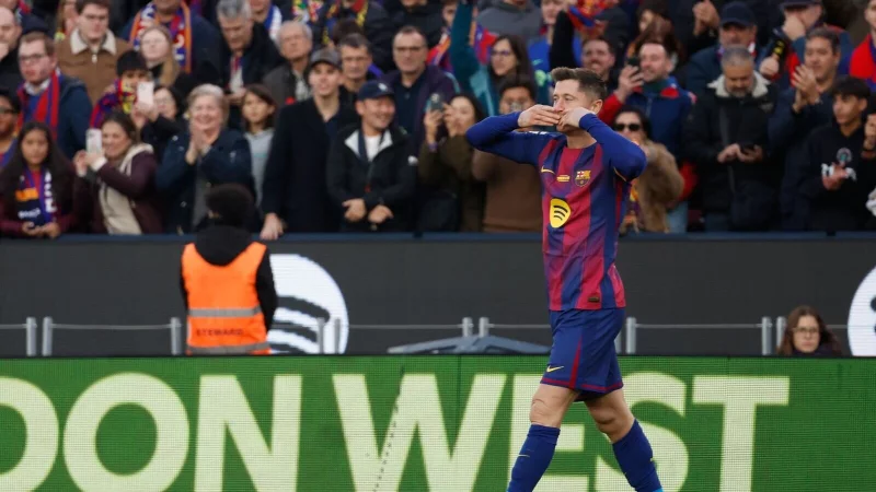 Robert Lewandowski leitet den Sieg bei der R&uuml;ckkehr ins Camp Nou ein. - &copy; Joan Monfort/AP/dpa
