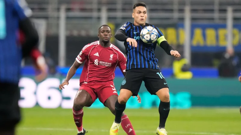 Inters Lautaro Martinez im Zweikampf mit Liverpools Ibrahima Konate - © Luca Bruno/AP/dpa