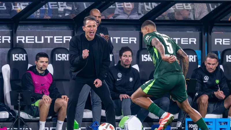 Wolfsburgs Trainer Daniel Bauer beim Spiel in M&ouml;nchengladbach. - &copy; David Inderlied/dpa
