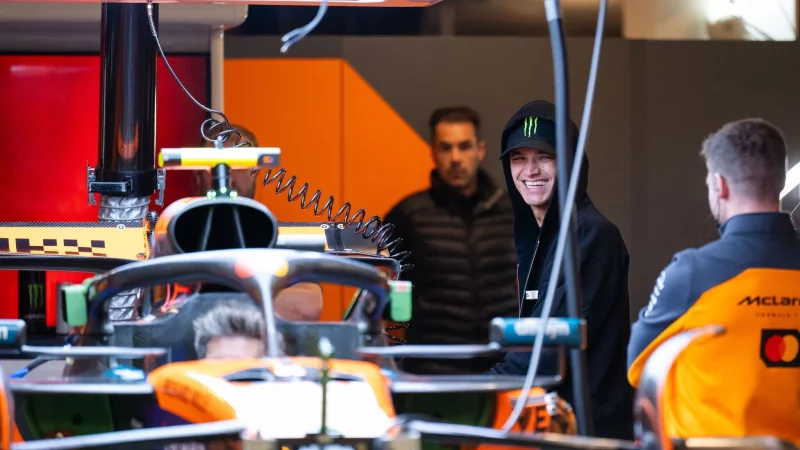 Freundlich, offen und ohne die Gnadenlosigkeit vieler Konkurrenten: Norris (Mitte) ist anders als viele Formel-1-Piloten. - &copy; Maximilian Haupt/dpa