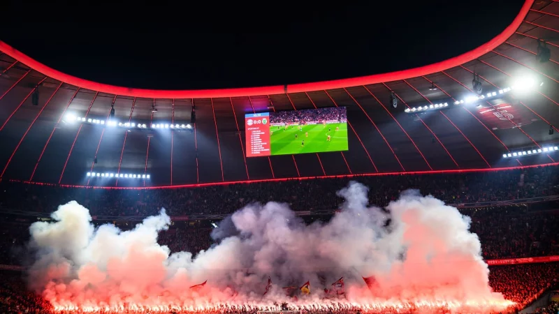 Nach der Pause zündeten die Bayern-Fans in der Südkurve massiv Pyrotechnik. - © Tom Weller/dpa