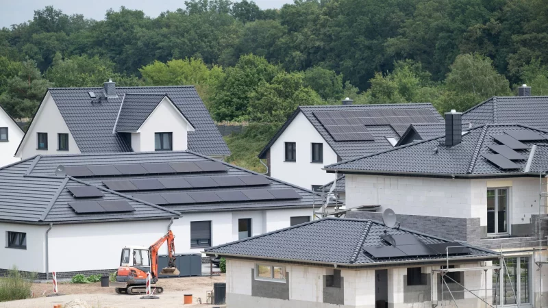 Vorsicht: Einschränkungen, die Bauherren den Zutritt zur Baustelle verwehren, verstecken sich oft in den AGBs eines Bauvertrags. - © Sebastian Gollnow/dpa/dpa-tmn