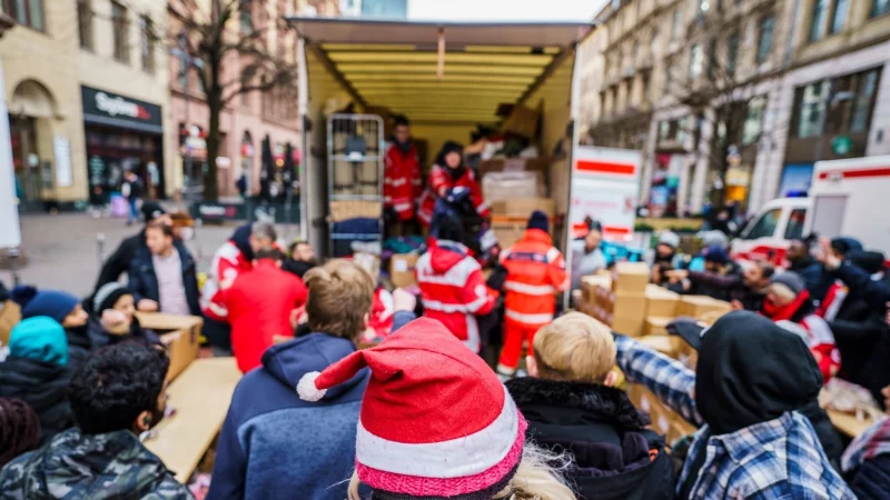 Bei vielen karitative Organisationen kann man Sachspenden abgeben, aber auch beim Sammeln und Verteilen helfen. - &copy; Andreas Arnold/dpa/dpa-tmn