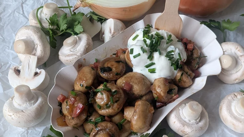 Ob mit oder ohne Speckw&uuml;rfelchen: Beim Anblick des Sch&auml;lchens mit den Champignons f&uuml;hlt man sich wie auf dem Weihnachtsmarkt. - &copy; Doreen Hassek/dpa-tmn