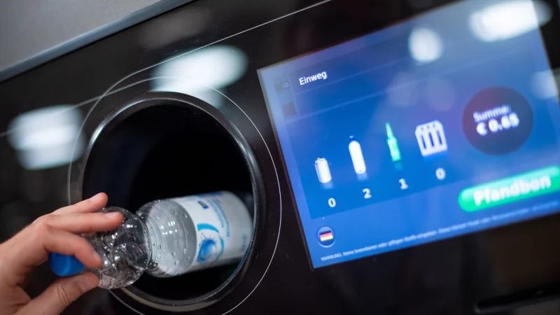 Auszahlen lassen oder spenden? In vielen Supermärkten und Discountern kann man Pfandgeld inzwischen einem guten Zweck zukommen lassen. - © Monika Skolimowska/dpa/dpa-tmn