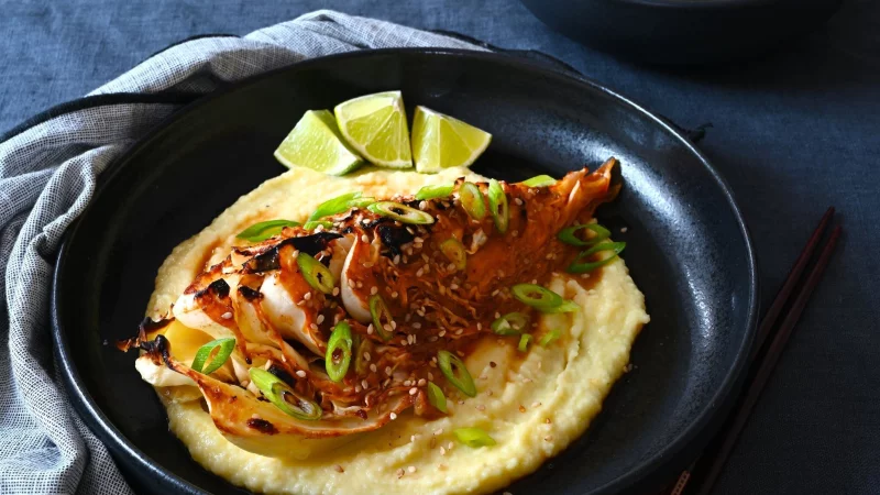 Besonders lecker wird es, wenn die Marinade zwischen die Blätter des Spitzkohls fließt. - © Julia Uehren/loeffelgenuss.de/dpa-tmn