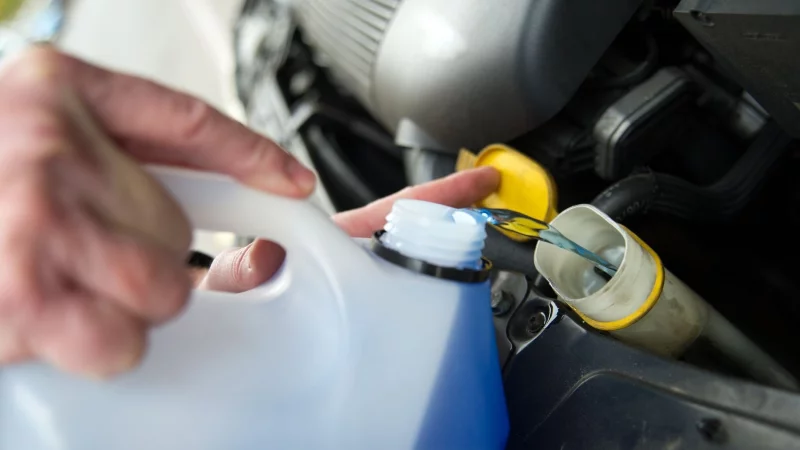 Sorgt für saubere Sicht: Ein geeignetes Frostschutzmittel in der Scheibenwaschanlage. - © Andrea Warnecke/dpa-tmn