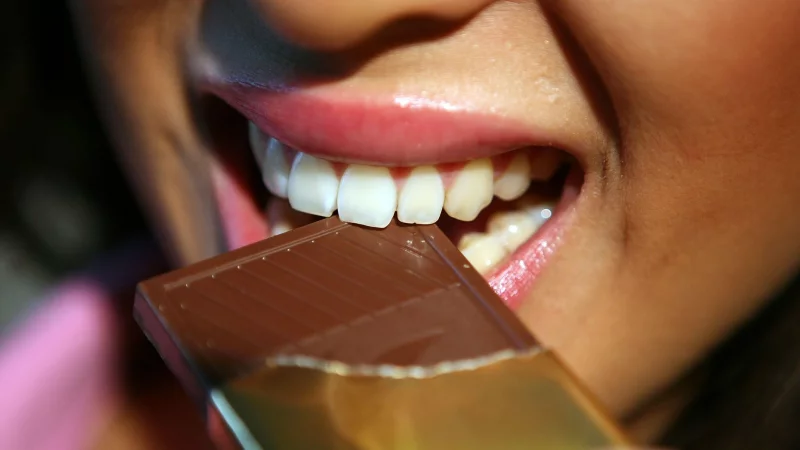 Ein Marktcheck von 19 Vollmilch-Schokoladentafeln zeigt, dass günstige Eigenmarken oft höhere soziale Produktionsstandards als bekannte Marken haben. - © Oliver Berg/dpa/dpa-tmn