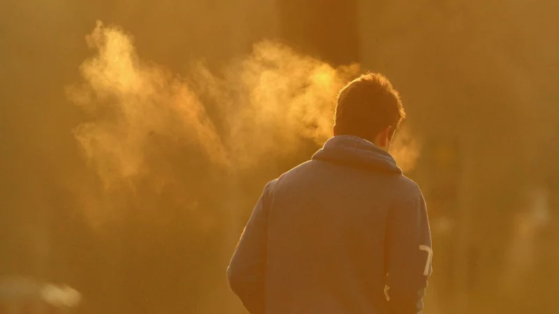 Besonders in den kalten Monaten ein lästiger Begleiter bei Outdoor-Sport: die laufende Nase. - © Julian Stratenschulte/dpa/dpa-tmn