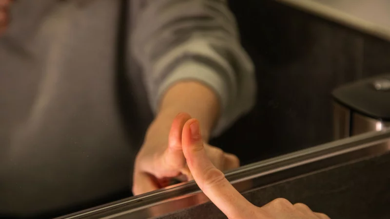 Lassen sich Fingerabdrücke am Spiegel mit Hilfe eines selbstgemachten Sprays vermeiden? - © Christin Klose/dpa-tmn