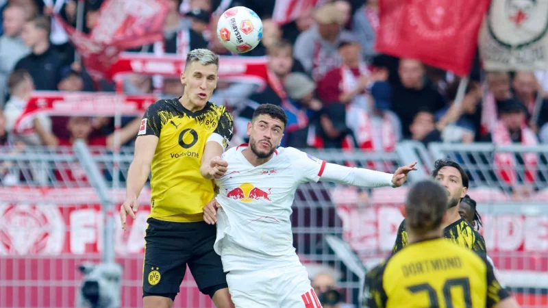 Harter Fight auf Augenh&ouml;he: Dortmund und Leipzig spielen 1:1 - &copy; Bernd Thissen/dpa