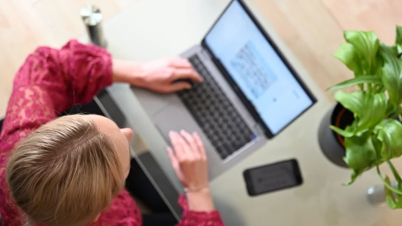 Onlineshopping hat Vor- und Nachteile. Eine Umfrage zeigt nun, was die Leute beim Einkaufen im Netz besonders nervt. - &copy; Helena Dolderer/dpa/dpa-tmn