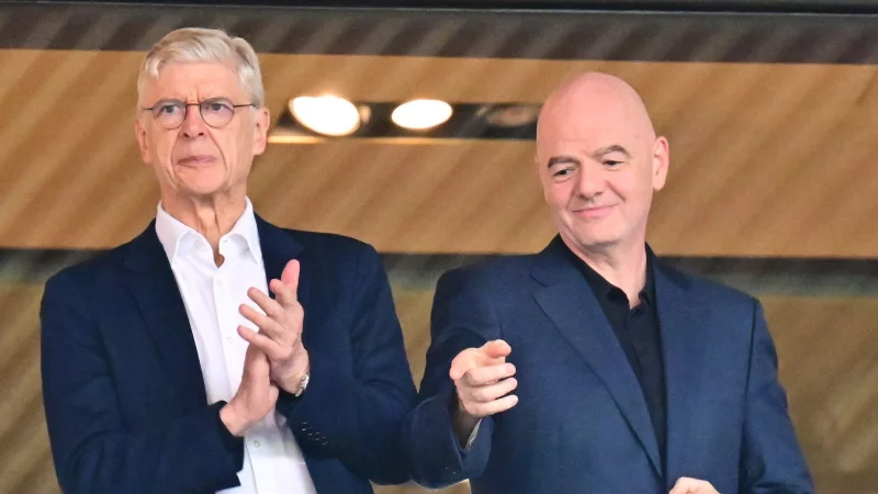 FIFA-Chef Gianni Infantino (r) h&auml;lt offenbar viel von der Abseits-Idee von Ars&egrave;ne Wenger. (Archivbild) - &copy; Sebastian Christoph Gollnow/dpa