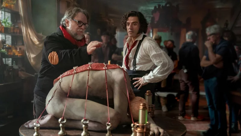 Dieses von Netflix ver&ouml;ffentlichte Bild zeigt Regisseur Guillermo del Toro (links) und und Oscar Isaac am Set von &laquo;Frankenstein&raquo;. - &copy; Ken Woroner/Netflix via AP/dpa