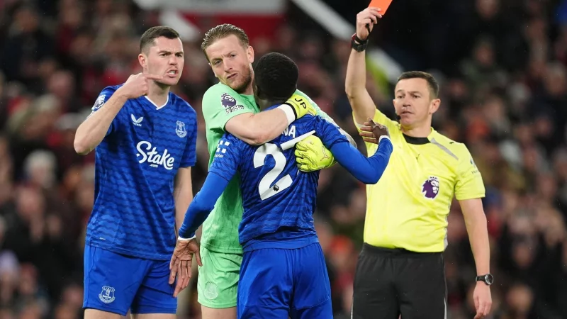 Evertons Idrissa Gueye (2.v.r.) sieht nach einer Ohrfeige gegen seinen Teamkollegen Michael Keane (li.) die Rote Karte. - &copy; Martin Rickett/PA Wire/dpa