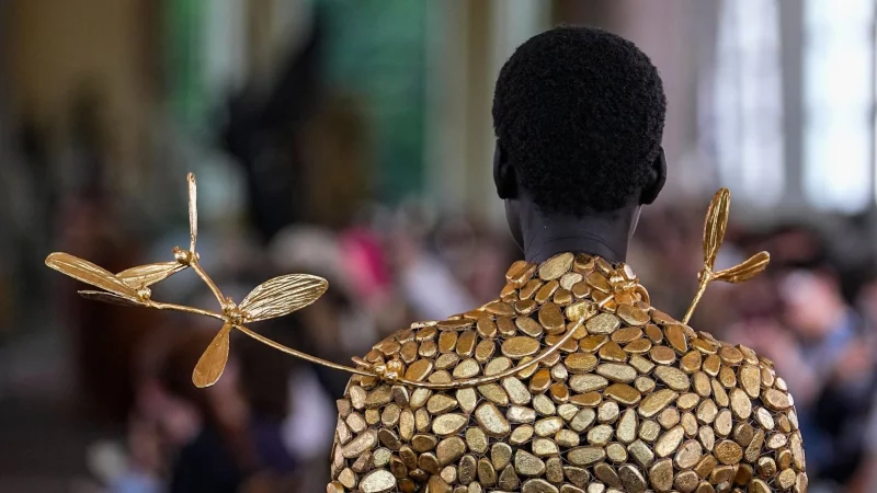 Ein Model tr&auml;gt eine Kreation von Schiaparelli. (Archivbild) - &copy; Michel Euler/AP/dpa