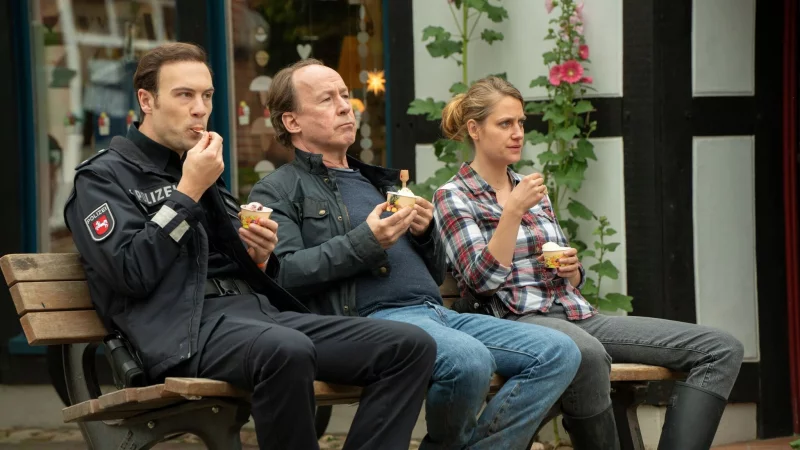 Ein seltsamer Unfall, ein Toter unter einer Baumwurzel, eine unterkühlte Witwe und zwei rivalisierende Schwestern: Damit bekommt es der etwas schrullige Jakob Stiller in seinem fünften Fall zu tun. - © Georges Pauly/ZDF/dpa