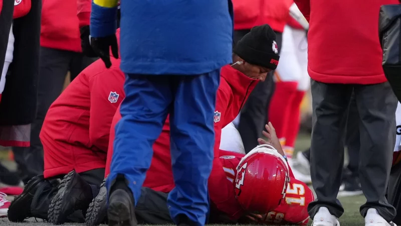 Patrick Mahomes verletzt sich in der Schlussphase. - &copy; Ed Zurga/AP/dpa
