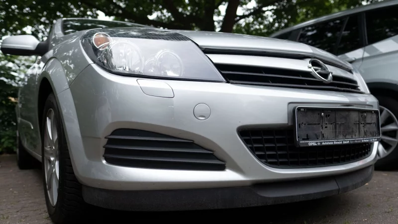 Der Diebstahl von Kfz-Kennzeichen muss umgehend bei Polizei und Versicherung gemeldet werden: Nur so ist eine schnelle Neuausstellung möglich. - © Peter Steffen/dpa/dpa-tmn