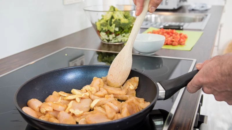 Die meisten Antihaft-Pfannen enthalten PFAS, da ihre Beschichtung aus Fluorpolymeren wie PTFE (bekannt als Teflon) besteht. - © Christin Klose/dpa-tmn