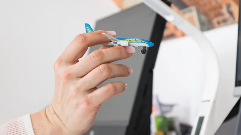 Kein Plan, kein Sucherfolg? - Statt gedankenverloren zu Spielzeug zu greifen, kann man bei der Reise- oder Urlaubsplanung versuchen, per Chatbot ans Ziel zu kommen. - © Christin Klose/dpa-tmn