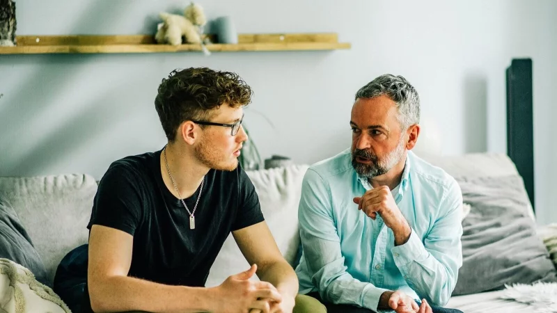 Ängste, Sorgen und Nöte ernst nehmen: Die aktuelle Wehrdienst-Debatte verunsichert viele Teenager - und wirft in Familien Fragen auf. - © Zacharie Scheurer/dpa-tmn