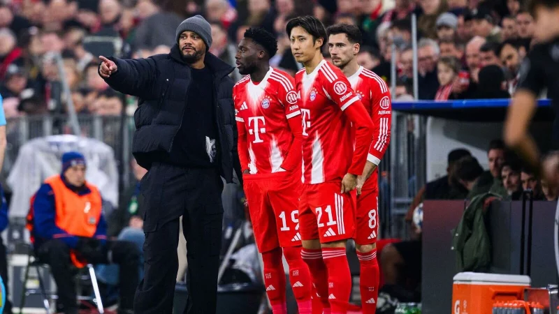 Der große Moment: Vincent Kompany (l) wechselt Alphonso Davies (2.vl) ein. - © Tom Weller/dpa