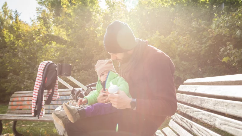 Unbeschwert durch die Elternzeit: Auf Elterngeld wird grundsätzlich keine Steuer fällig. Und trotzdem kann sich die persönliche Steuerlast durch den Bezug erhöhen. - © Christin Klose/dpa-tmn