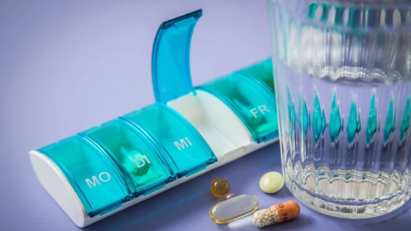 Manche Menschen tun sich schwer beim Schlucken von Tabletten: Ein paar Tricks können helfen und das Einnehmen deutlich erleichtern. - © Christin Klose/dpa-tmn
