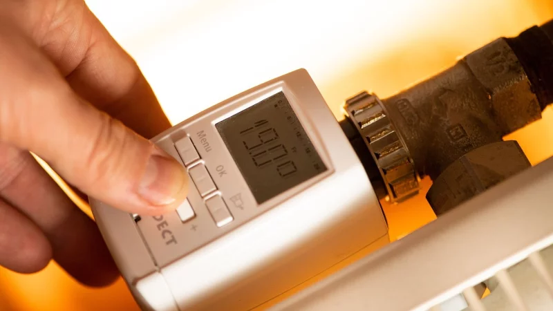 In der Nacht zum 26. Oktober werden die Uhren zurückgestellt: Smarte Thermostate passen sich automatisch an die Zeitumstellung an. - © Franziska Gabbert/dpa-tmn