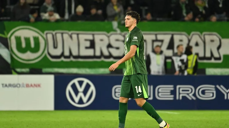 Muss vom Platz: Wolfsburgs Gelb-Rot-Sünder Jenson Seelt. - © Swen Pförtner/dpa