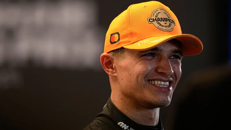 Lando Norris krönt sich erstmals zum Formel-1-Weltmeister. - © Fatima Shbair/AP/dpa