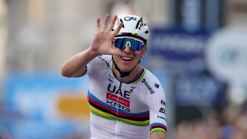 Sein fünfter Triumph bei der Lombardei-Rundfahrt: Tadej Pogacar - © Gian Mattia D\\\'alberto/LaPresse via ZUMA Press/dpa