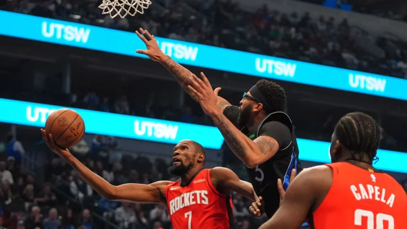 Anthony Davis (m.) setzte sich mit den Dallas Mavericks gegen die Houston Rockets um Kevin Durant (li.) durch. - © LM Otero/AP/dpa